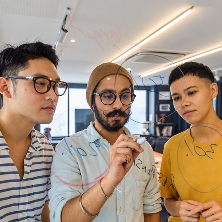 你不必比每位专家都懂：带领专业团队的判断与边界
