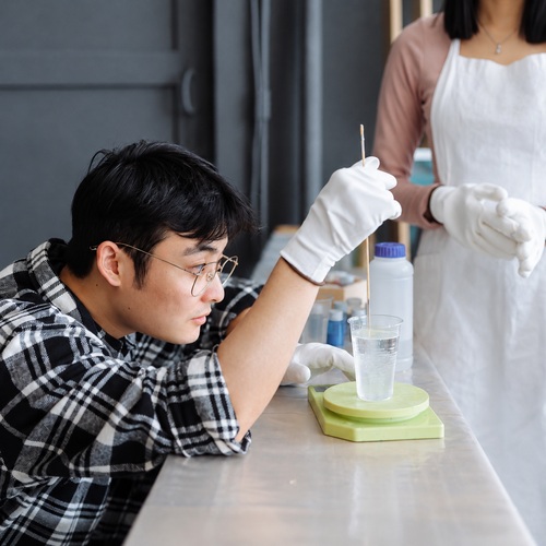 别把七二一变成配额：组合经验、关系与正式学习