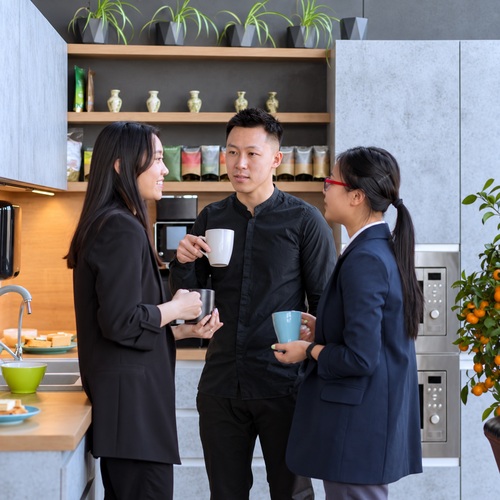 良好工作关系不靠亲密：让信任长在可兑现的日常动作里