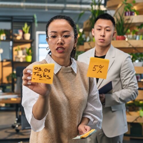 两位专业工作者共同整理思路