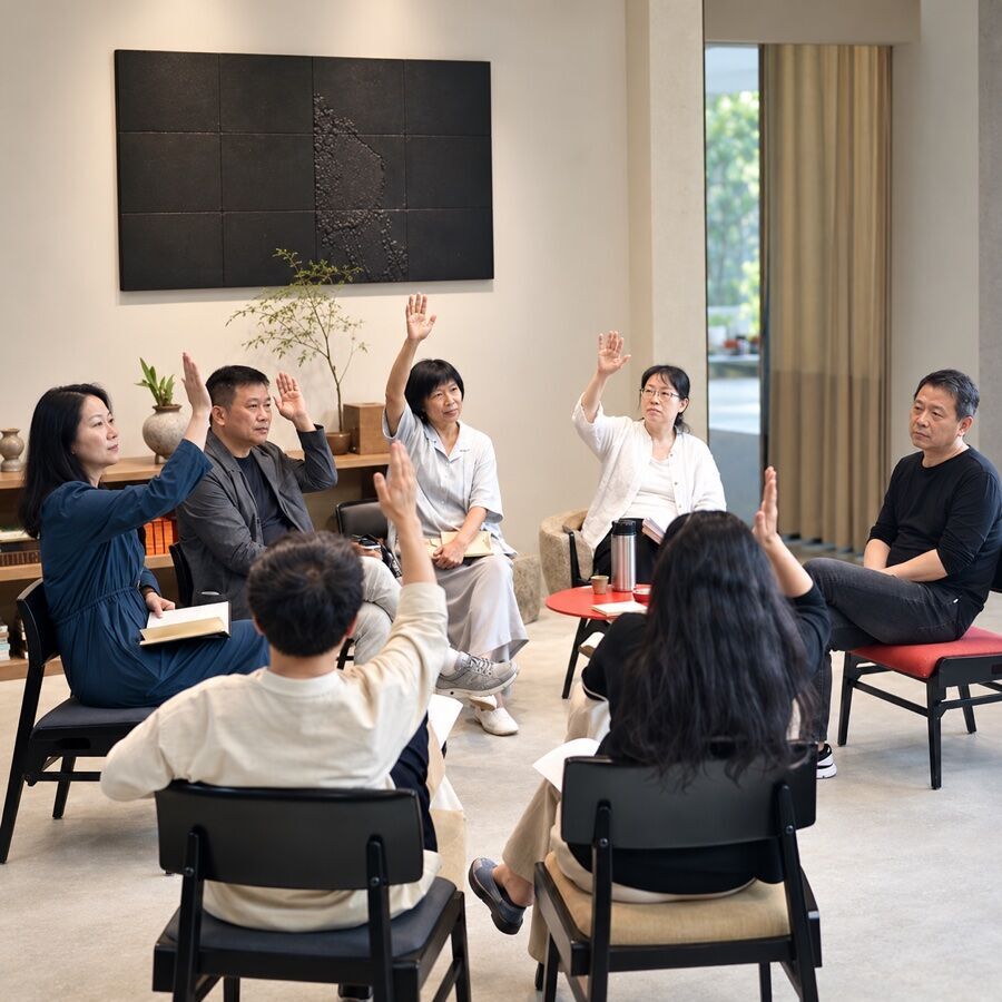 我曾经很崇拜一位老师，直到他要求群里每个人必须表态