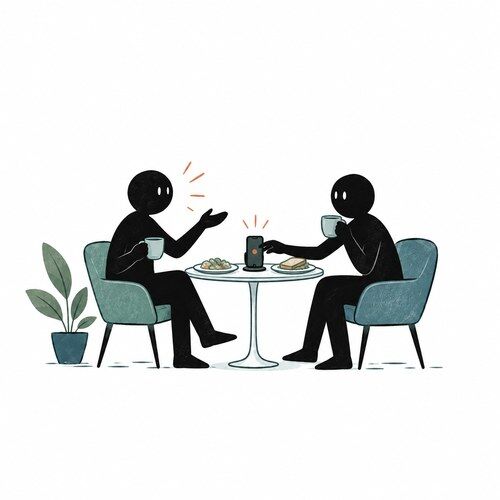两个人在饭桌上聊天,用手机录下对话