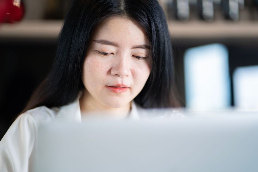 站在草原上说不出话，我才知道自己想重新读诗