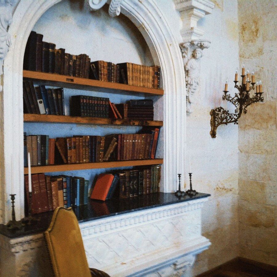 老图书馆里一排排书架