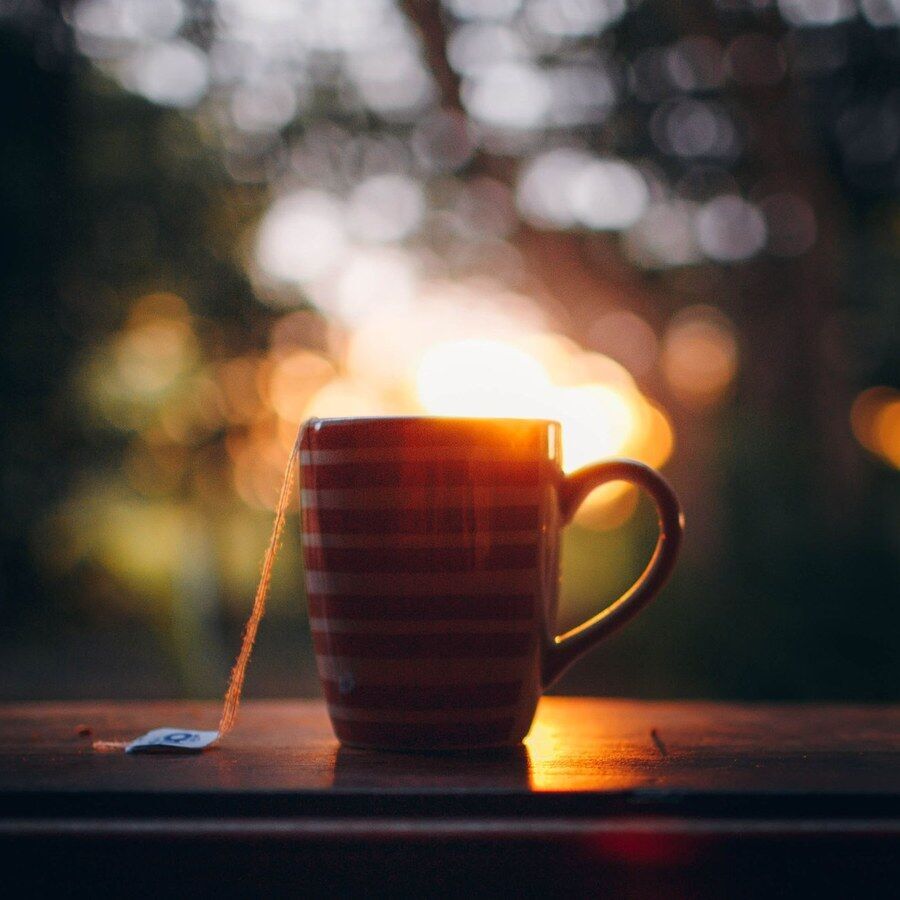 窗台上一杯冒着热气的茶
