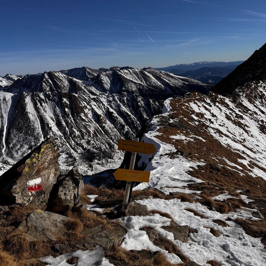 雪山前的登山步道