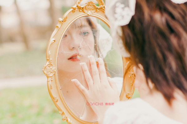砸碎那面哈哈镜：别把你的人生，活成了别人眼中的笑话（原文插图）